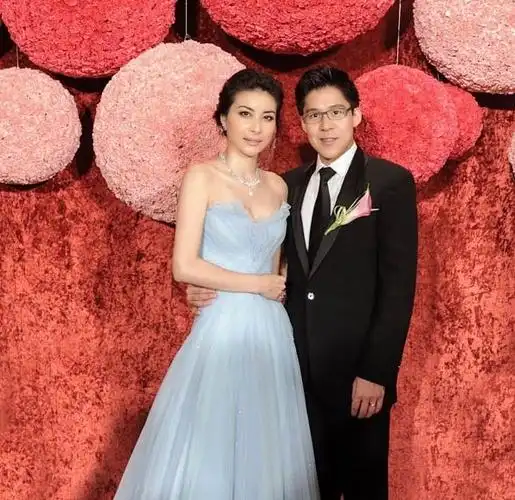 郭晶晶奢华大婚 手捂小腹被疑有孕(图)