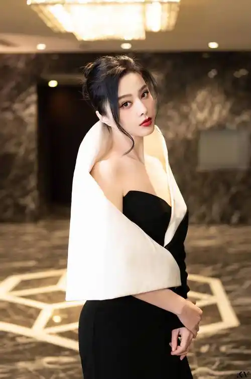 范冰冰换"2套露肩礼服"美神降临! 雪白肌肤 红唇气场炸裂