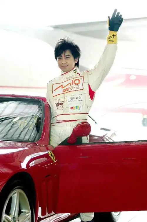 林志颖10年前赛车照曝光,穿"棉花裤"也挡不住满屏的少年感!