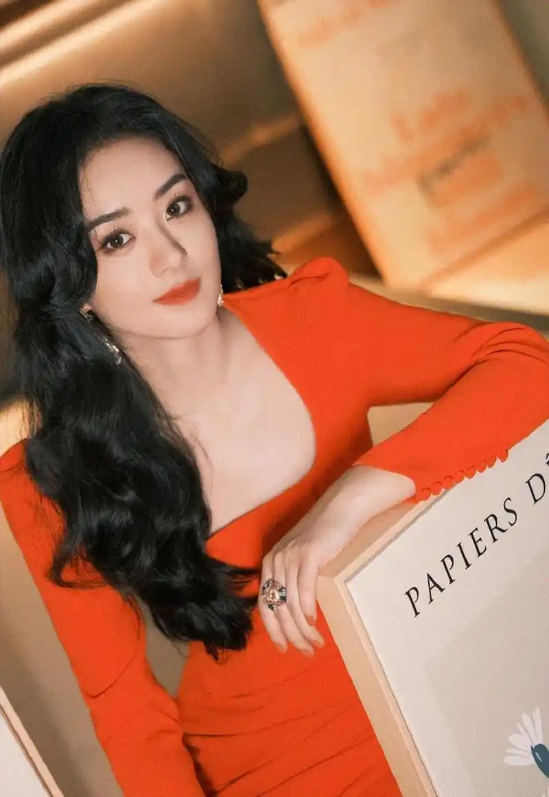 35岁的赵丽颖性感写真,身穿橘色的连衣裙火辣性感,让小狗站腿上