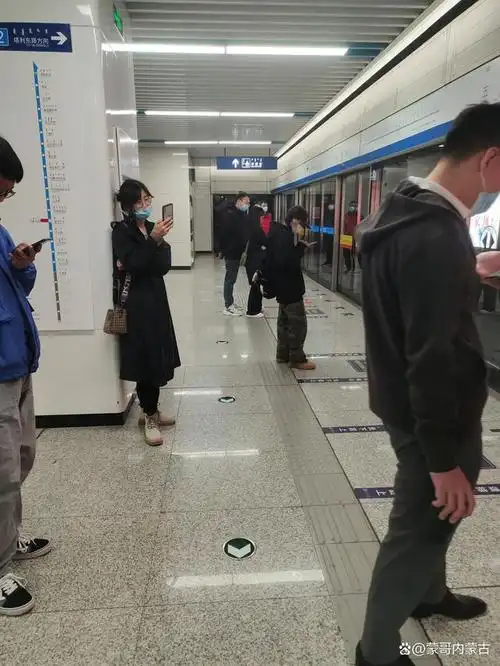 上下班地铁流量很大,一天坐地铁客源特别多,我抓拍几张照片,分享一下