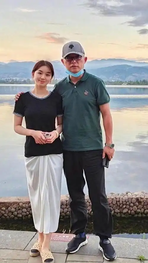 主持人孟非:与初恋走进婚姻,共育一女,结婚多年始终幸福依旧