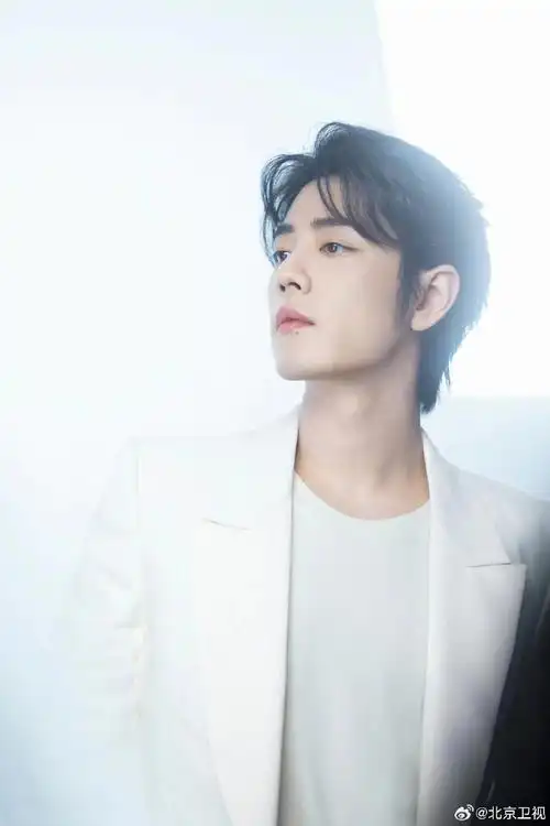 一身白色西装的@x玖少年团肖战daytoy矜贵又英俊,亦是素雅极了,完美的