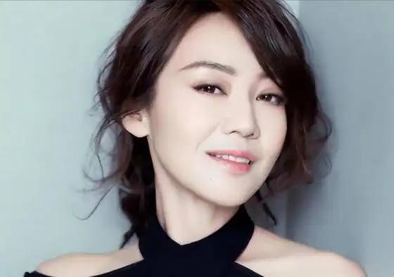 中国影视界知名女演员闫妮的最新照片在网络上曝光,引发了网友们的