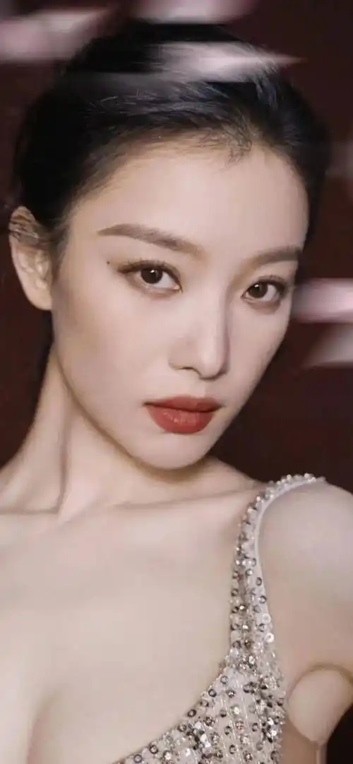 倪妮粉色战袍曝光!绝美身材 逆天颜值,这谁顶得住?