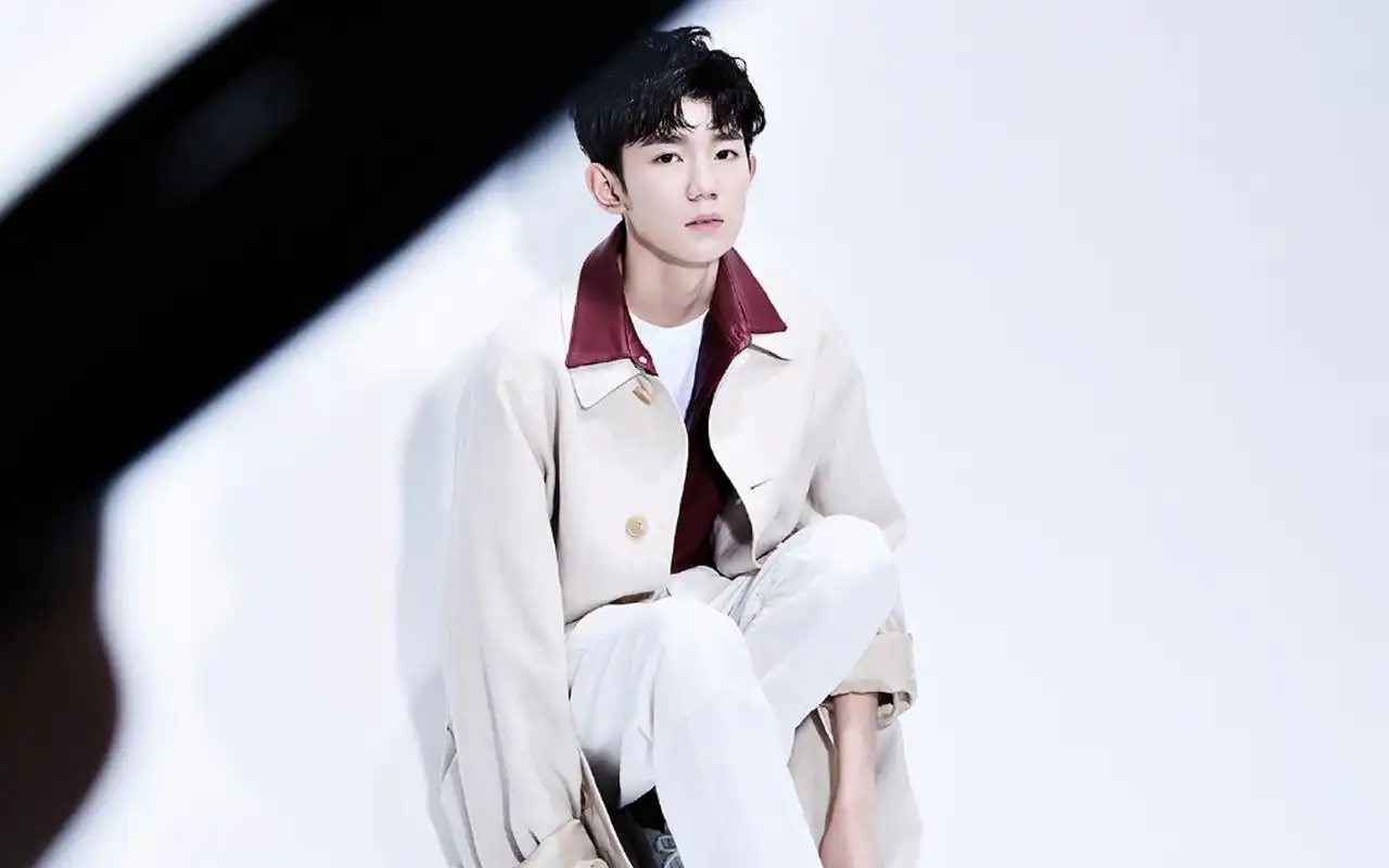 王源冷峻帅气时尚写真图片桌面壁纸