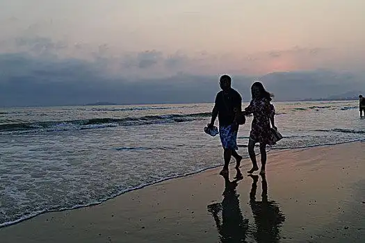 湖,后视图母女,走,海滩,靠近,海边,俄勒冈,美国快乐的年轻情侣在海边