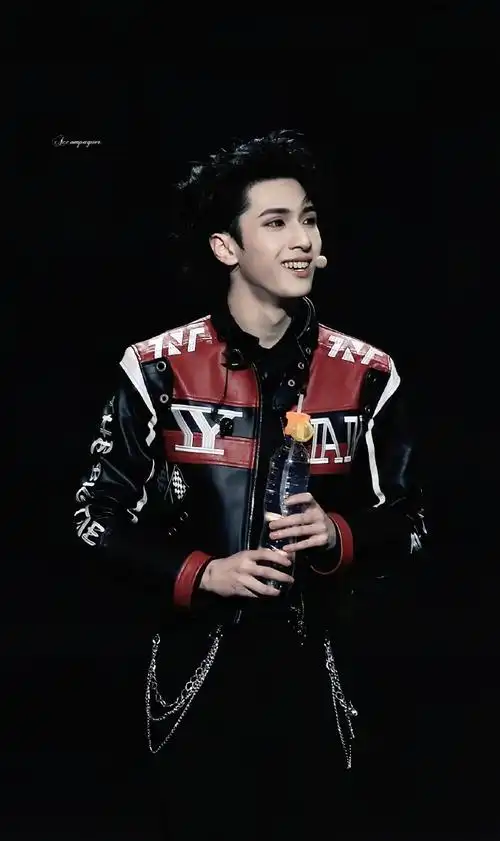 严浩翔超话#严浩翔叁重楼暨出道四周年演唱会#严王杀回来了@时代少年