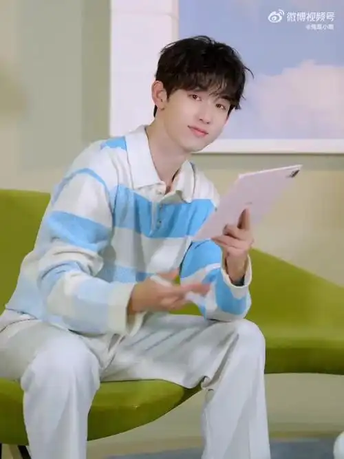 郭俊辰用华为matepad air的天生会画 app 画自画像之后,我都想上手给