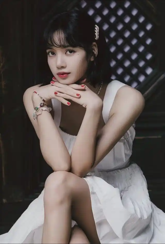 lisa换了新刘海乖得像只小猫不是小野猫哦