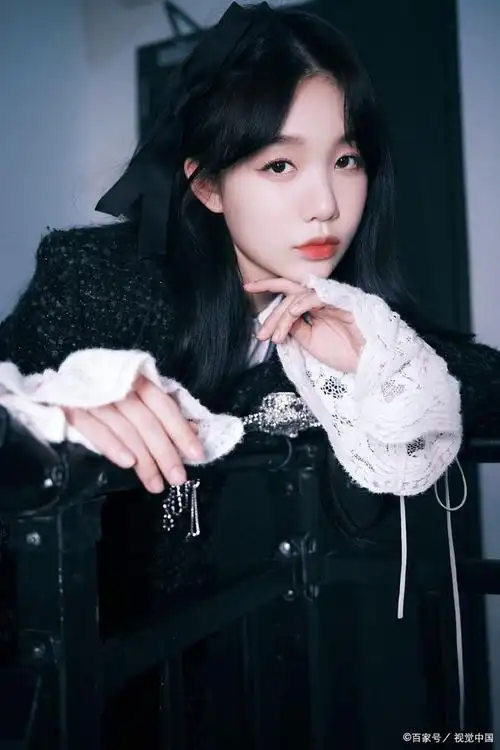 徐梦洁夏日清爽look惊艳机场 粉色针织吊带搭白色短裤甜美可爱