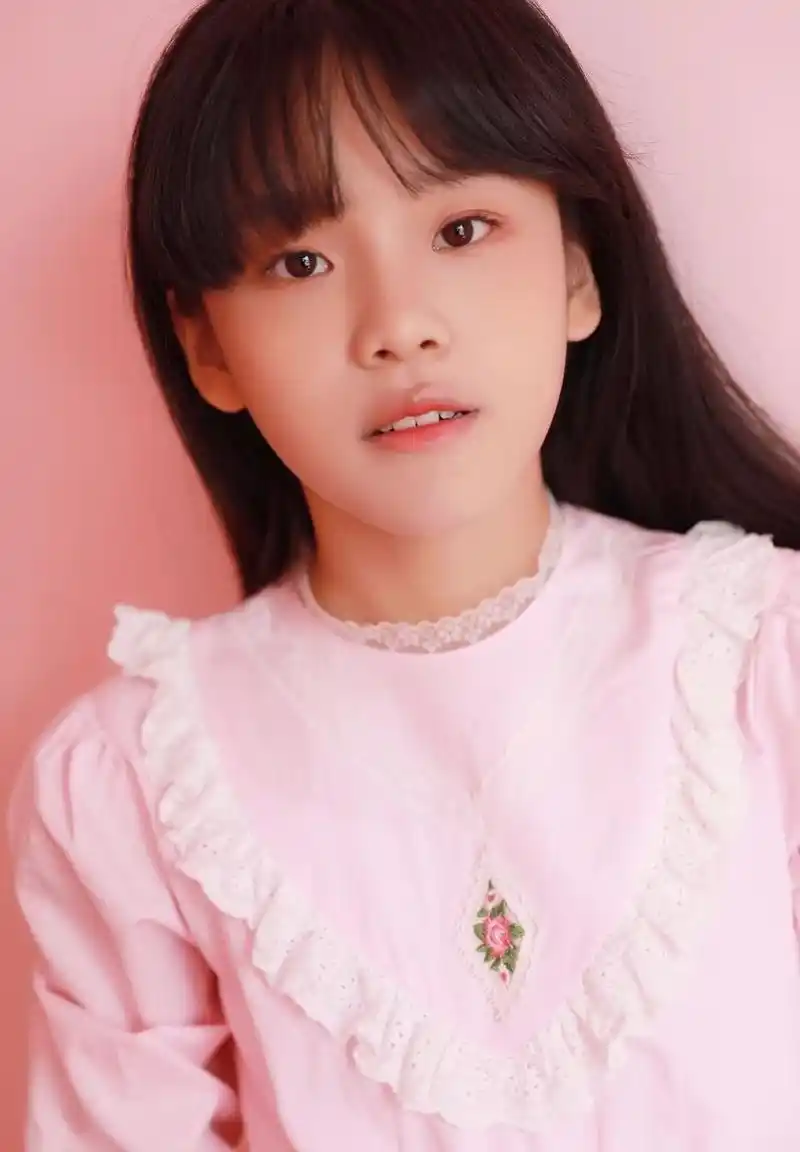 清纯可爱的13岁美少女[微笑]愿您们一生健康快乐!