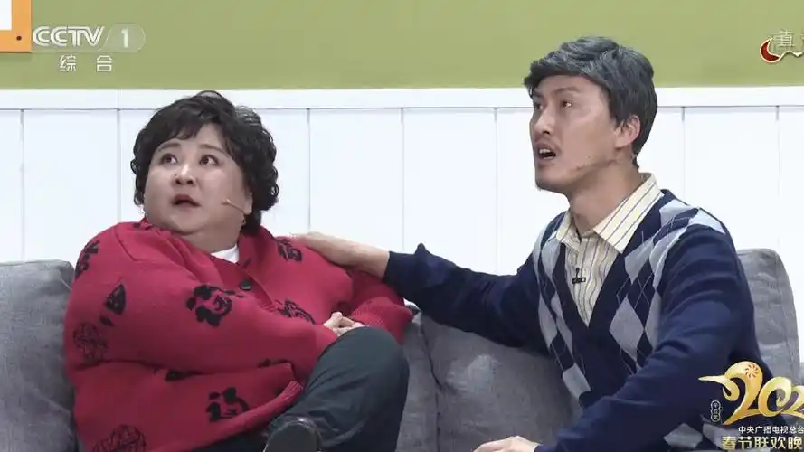 贾玲和张小斐的小品《一波三折》通过一个跟体检相关的乌龙事件,把