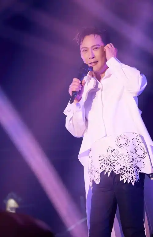 福州站演唱会圆满结束,张信哲未来式2.