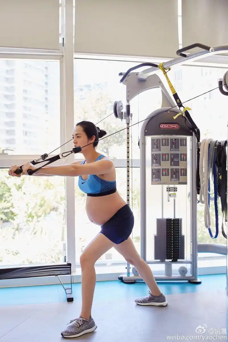 虽然肚子大,但身手看起来比较灵活,今年43岁的蒋勤勤怀的是二胎,为了