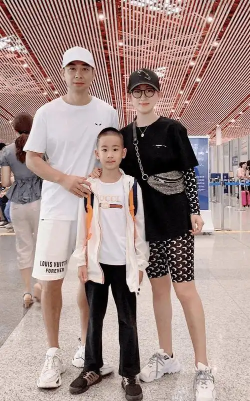 偶遇赵文卓夫妻俩,张丹露一看就很会打扮,他穿白t黑裤很低调!