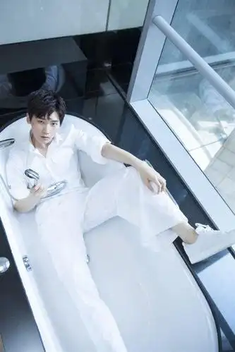 邢昭林白衣少年浴室撩人写真