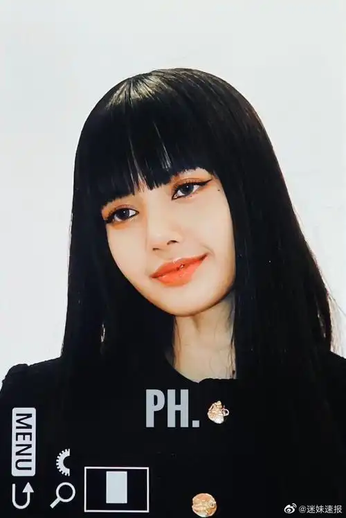 黑头发好有气质啊,果然lisa还是最适合这样的发型