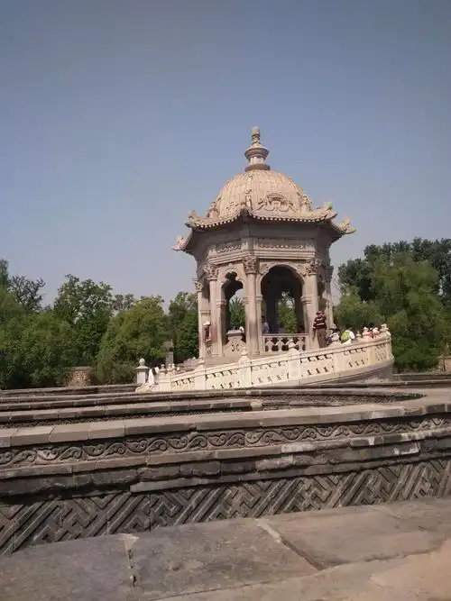 圆明园又称圆明三园,是清代一座大型皇家宫苑,它坐落在北京西北郊,与