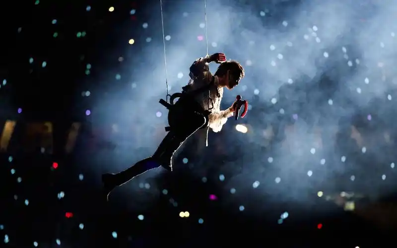 华晨宇98鸟巢吊威亚飞唱蜉蝣展现极致现场