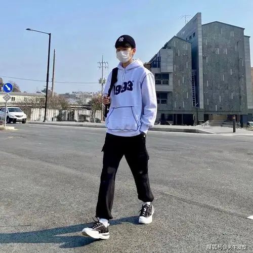 look3:白色连帽卫衣 黑色工装裤 撞色休闲鞋