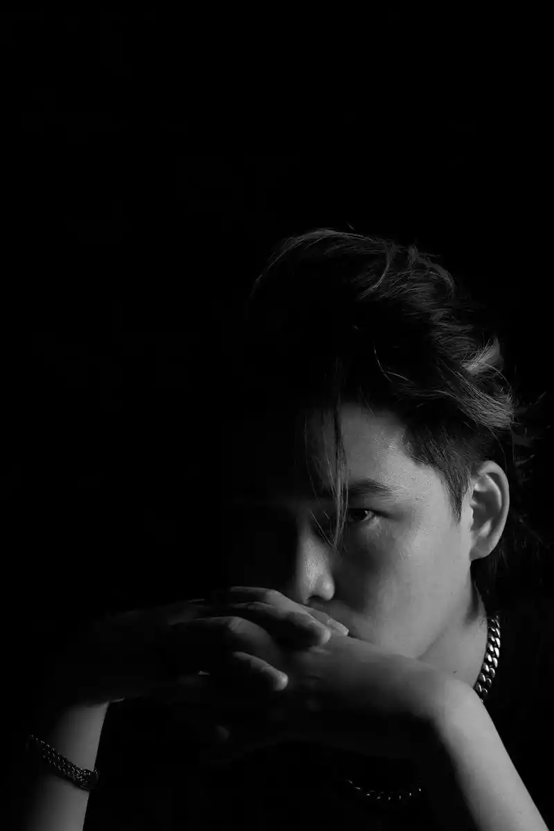 十多年没拍大头照了 今天过把瘾.#黑白系 #摄影 #肖像 # - 抖音