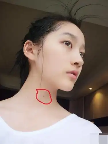 奶茶妹妹成素颜照妖镜瞬间把关晓彤秒成渣,网友:这个细节太扎心