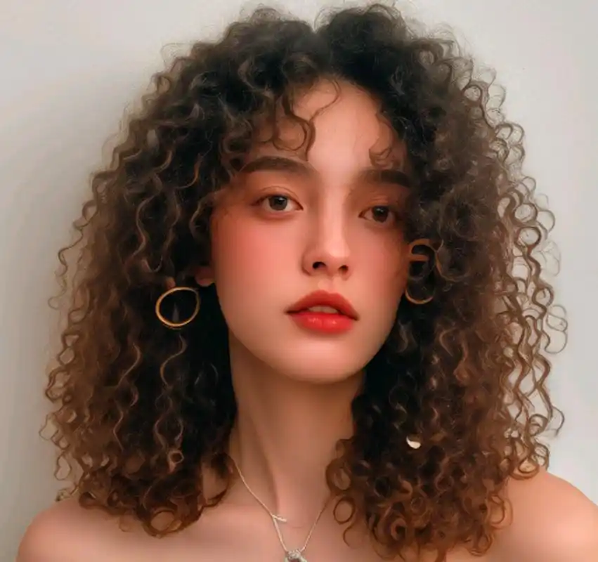 全头烫羊毛卷是一种充满复古时尚和洋气的发型选择,能展现女性柔美