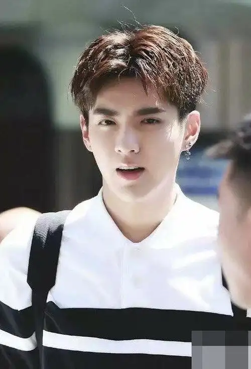 瓜子脸男学生怎样剃发好看 小伙子精神十足短发图