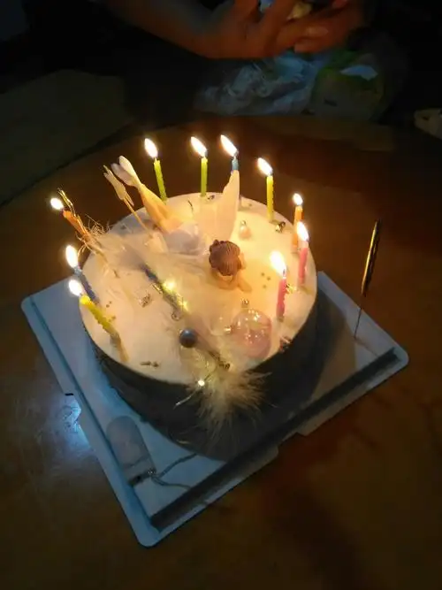 爱人妹妹买的生日蛋糕.         我与爱人合影.   燃烧