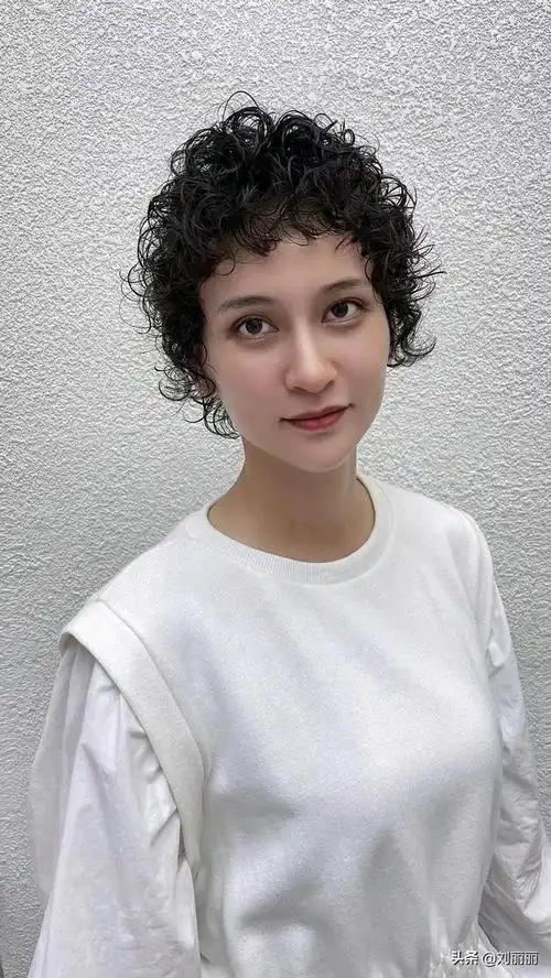 洋气的短发发型图片女50岁洋气发型短发烫发