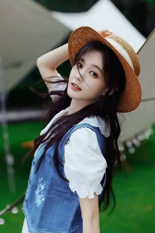 李一桐夏日万花桐青春活泼写真_五官_短裤_牛仔