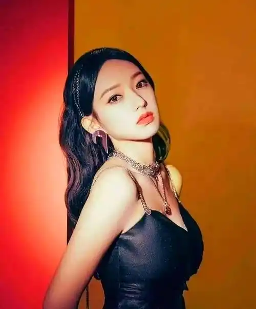 程潇25岁惊艳全场,曲线身材如人间尤物,美得让人窒息!