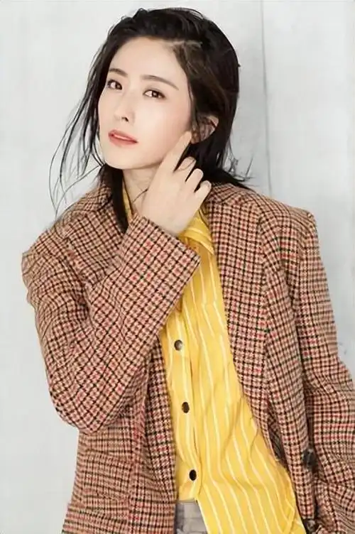 她是演员也是歌手,40岁,被富养长大,因为父亲的一句话至今未婚