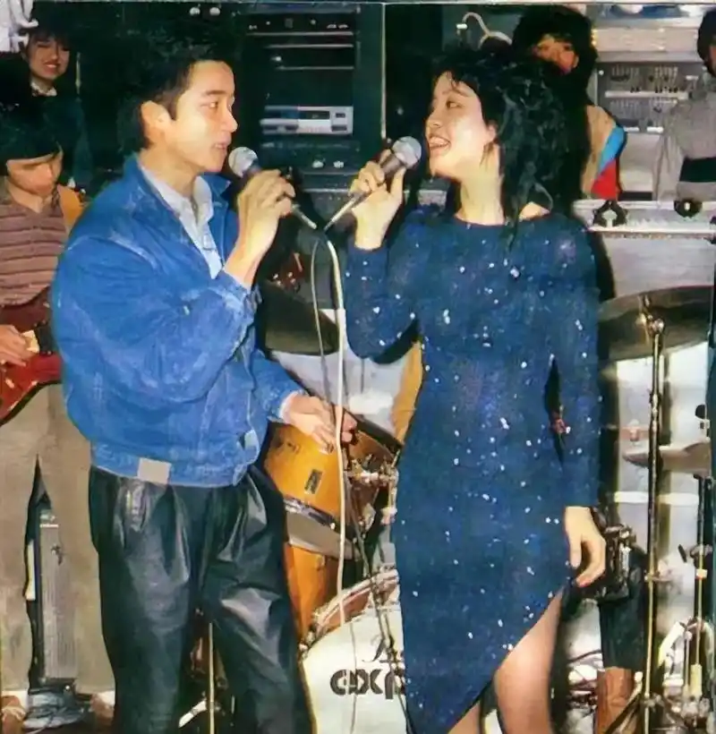 陈百强与邓丽君在生日会上合唱英文歌.1983.1.28尖沙咀 - 抖音