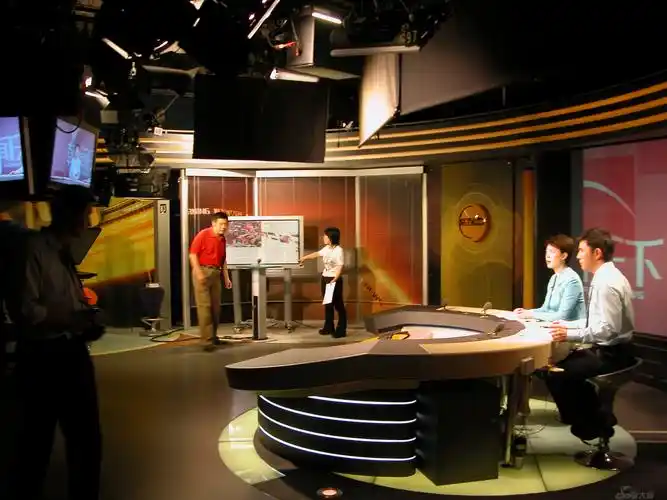 5点半进入演播室,她要利用这段时间跟媒体广场的编辑核对当天要读的