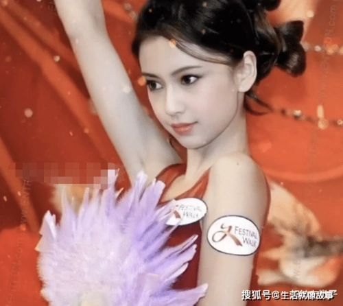 早些时候杨颖为"麦当劳"代言的照片,太嫩了,比洋娃娃还要精致!