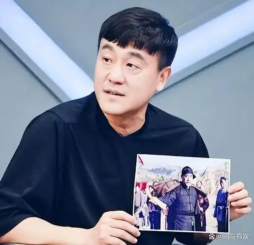 李海洋十分理解他的处境,安慰他说:"中年男演员也能够爆红,你一定会