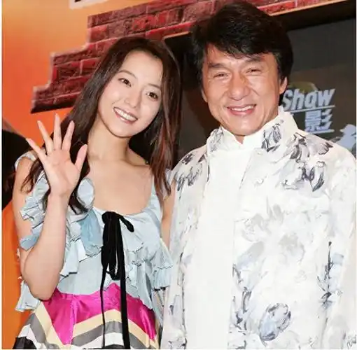 69岁成龙和46岁金喜善再演情侣?网友:18年了,先认回小龙女吧!