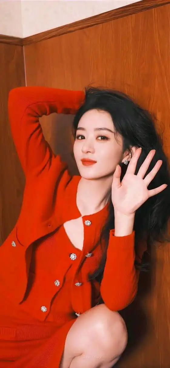 女演员人气榜单变动大,迪丽热巴成功进入前三,而第一名则是备受收视