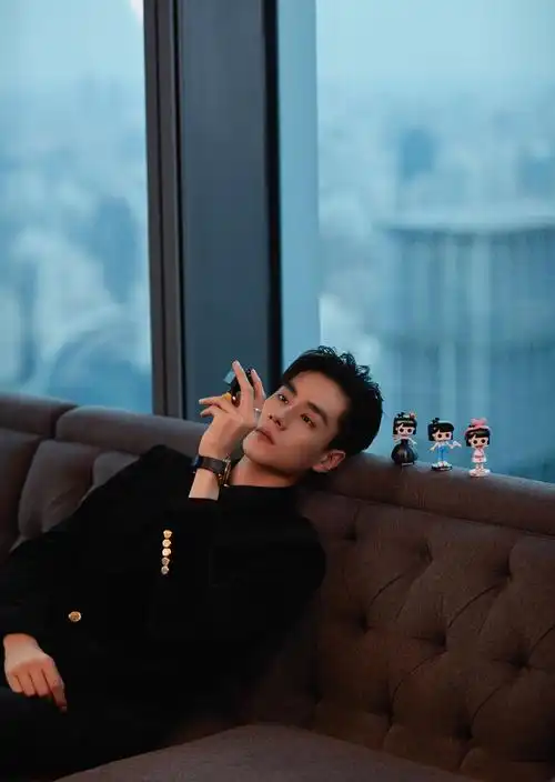 胡一天帅气黑色西装魅力写真