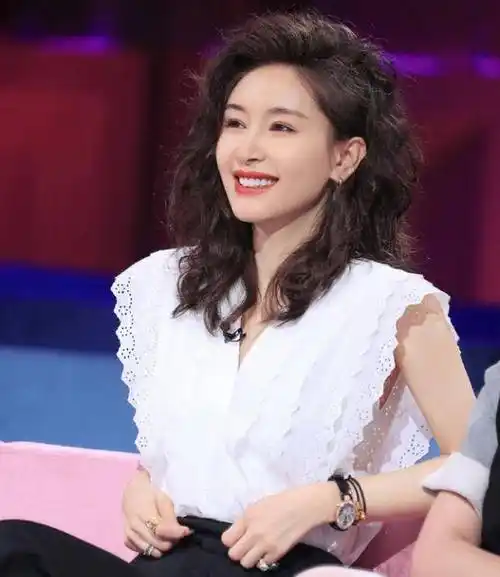 王子文近照似"整容",小男友赚到了_发型_网友_时尚