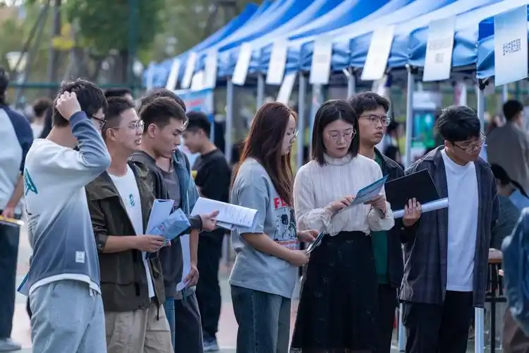 浙江省2024届高校毕业生系列专场招聘会(嘉兴专场)在我校举办-学生