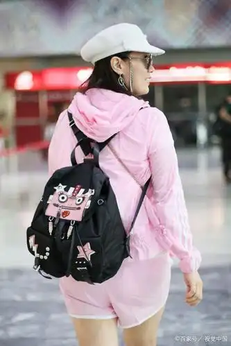 谭晶现身澳门,美女歌唱家穿粉色运动装搭配时尚小圆包俏皮减龄!