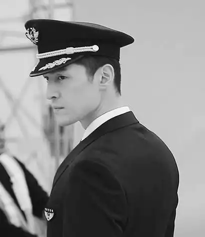 胡歌化身制服控,霸道,睿智,柔情,你喜欢哪个他?