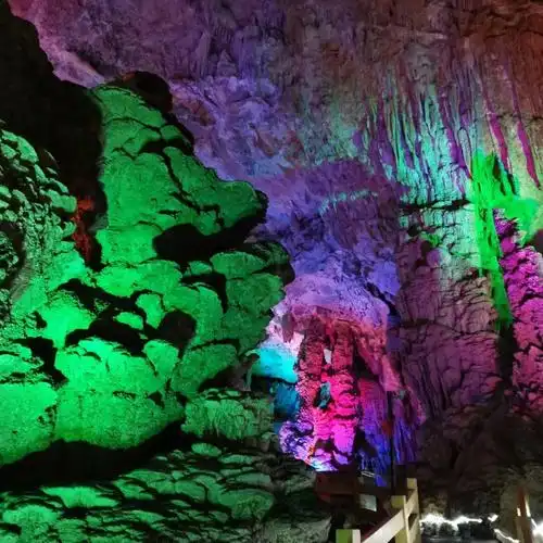 去了百魔洞听说是磁疗圣地也是广西典型喀斯特溶洞洞中有洞 有天坑有