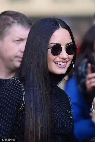 当地时间2017年11月13日,英国伦敦,黛米·洛瓦托(demi lovato)抵达bbc