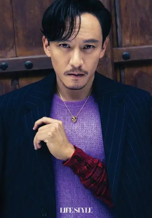 封面故事##张震精品生日刊封面##张震清幽庭院氛围感大片