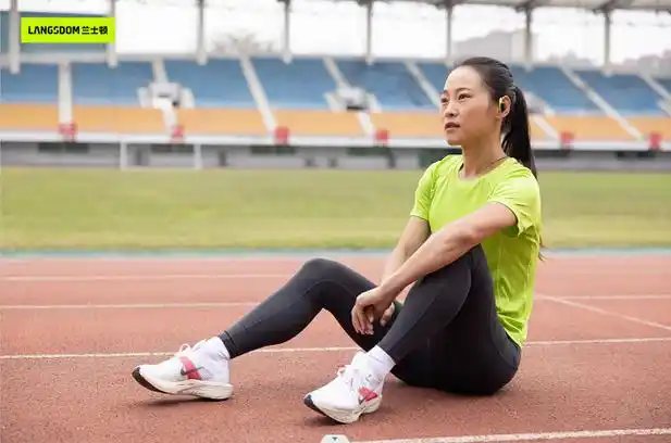 殷晓雨代言兰士顿运动耳机倡导健康运动理念