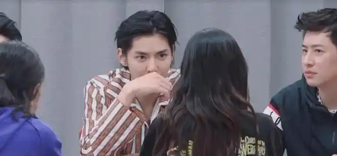 如今再看吴亦凡赵今麦这段互动当赵今麦出现时吴立刻两眼放光